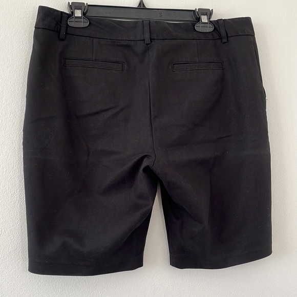 Black basic bermuda shorts - Picture 2 of 2